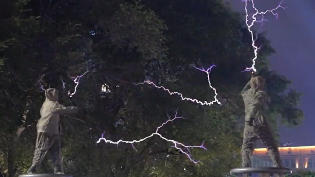 “闪电”吻过啤酒杯:青岛崂山夜空绽放科技浪漫