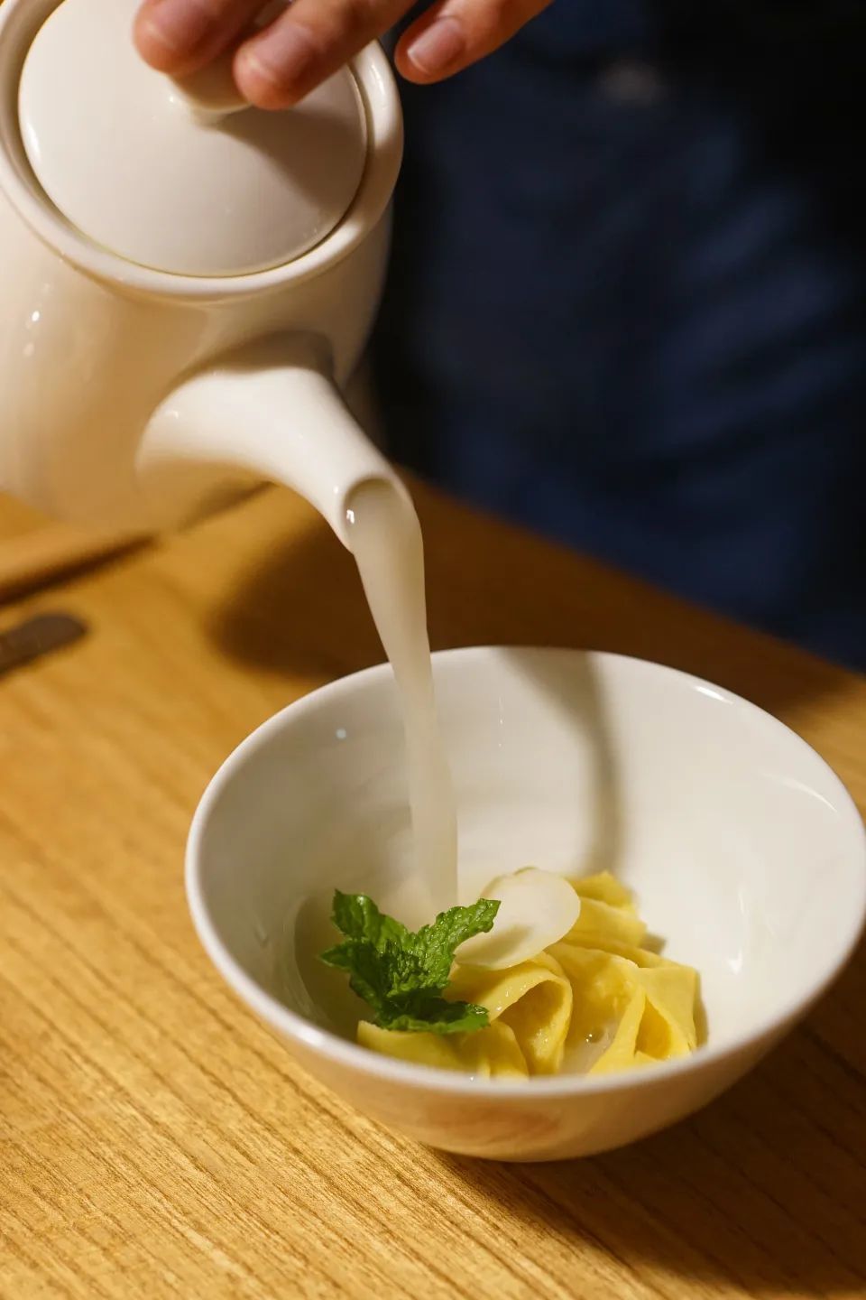 Soilll菜品：卤牛腱配花椒叶及菜地蔬菜（左）和手切红薯粉皮配酸萝卜辣味鲫鱼汤。