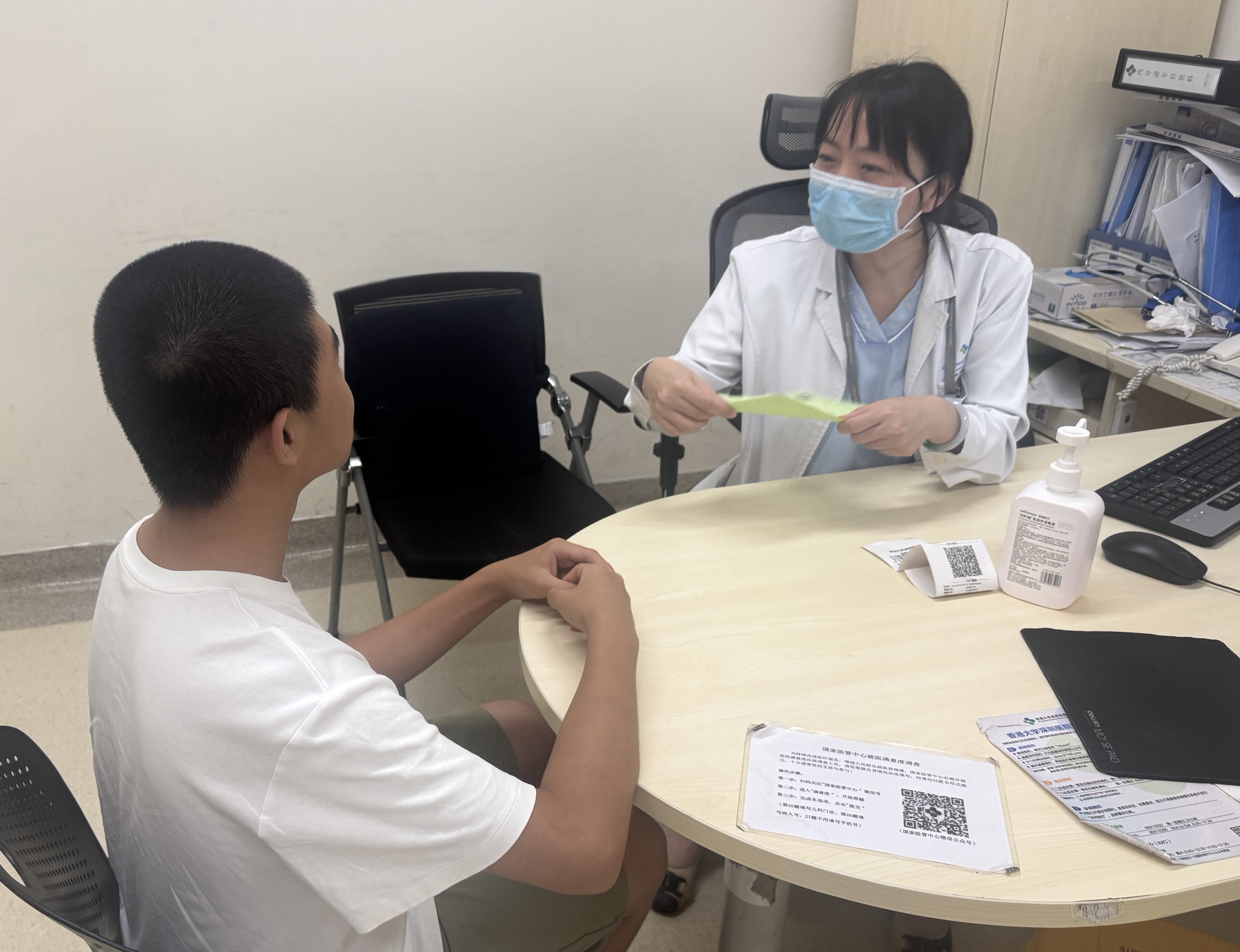 周佳莹副顾问医生工作场景照片