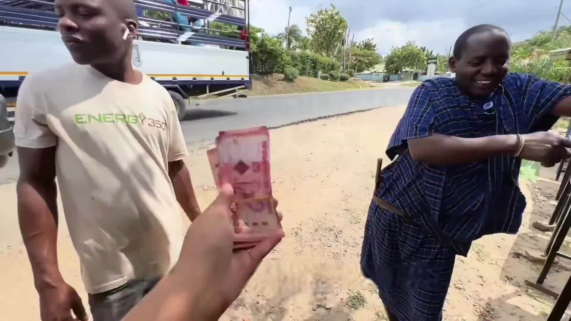 非洲兄弟第一次吃中国烤全羊！一只羊竟被这样吃掉，大家直呼太香了