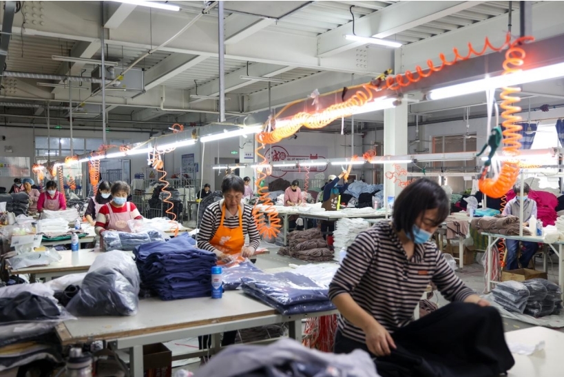 忙碌的制衣车间。刘文杰 摄