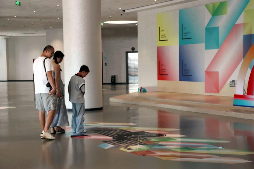 中国艺术名校2025毕业季大展亮相景德镇 创意作品引发共鸣