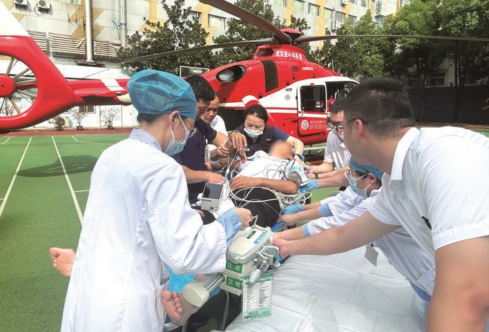 直升机抵达后，医护人员迅速转运至医院 通讯员供图