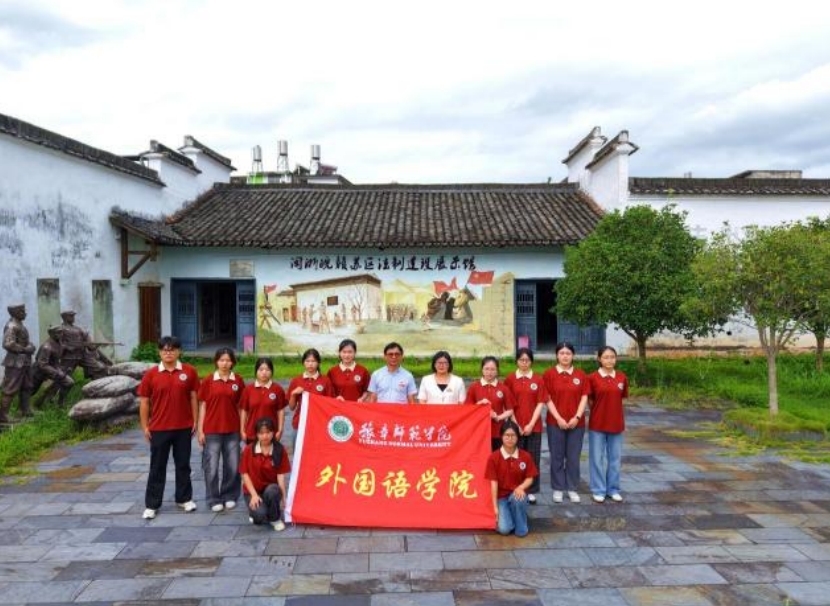 实践队在新四军整编纪念馆学习石塘整编历史。