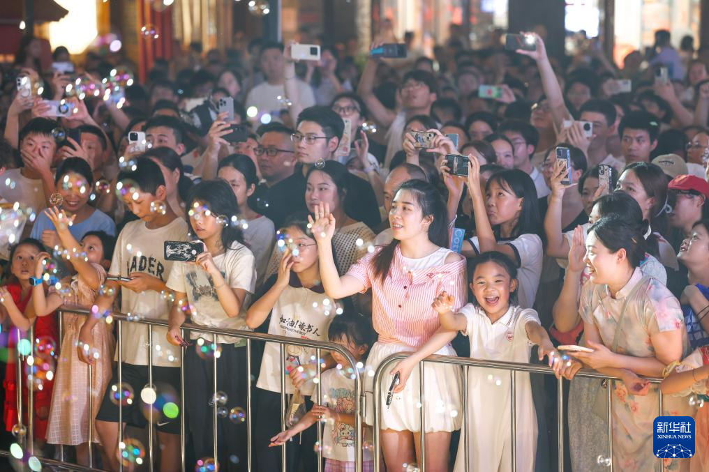 酷暑催热“清凉游”