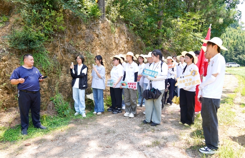 实践团队前往贡米原产地考察。