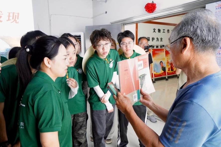 实践团队参观万年县博物馆。