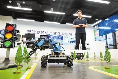 近日,中雄智图(雄安)科技有限公司工作人员正在进行自动驾驶作业车模拟作业。本报记者 李东宇摄