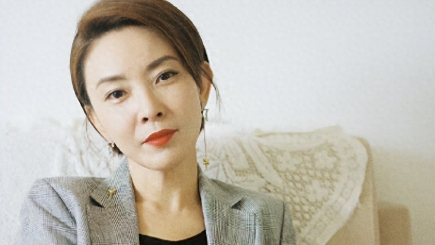 她曾是央视主持，和孙红雷演《征服》红遍全国，今49岁成人生赢家封面图