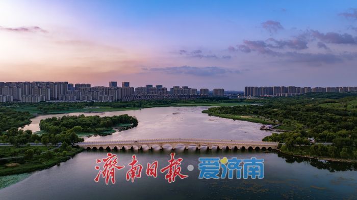 一年四季 泉在济南丨华山湖披上霞光盛装 ，演绎“湖光山色”醉美时刻