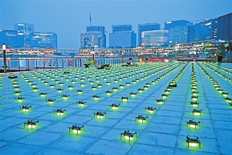 图①② 在郑州龙湖金融岛,一批即将升空表演的无人机整装待发。记者 朱哲 摄