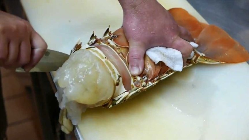 日本顶级刺身大师，售价昂贵的深海大龙虾，只有他才敢动刀
