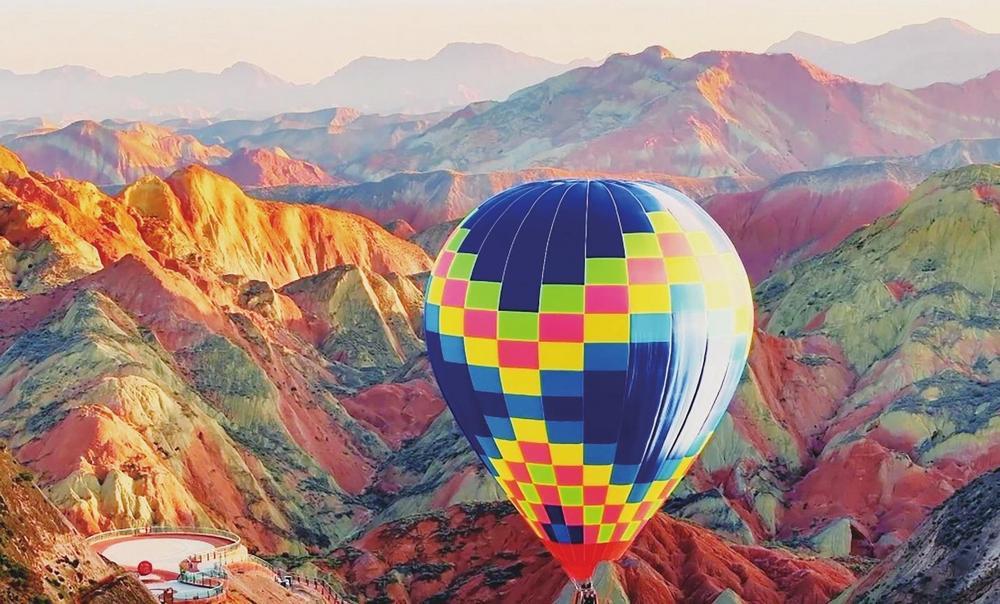 兰州水墨丹霞旅游景区的热气球项目可让游客高空俯瞰景区，多角度观赏丹霞美景。（兰州水墨丹霞旅游景区供图）