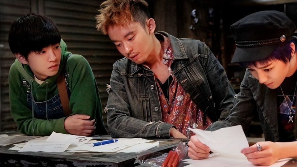 王俊凯遭业内导演公开内涵，拍戏缺乏表演沟通，不是看手机就是打游戏封面图