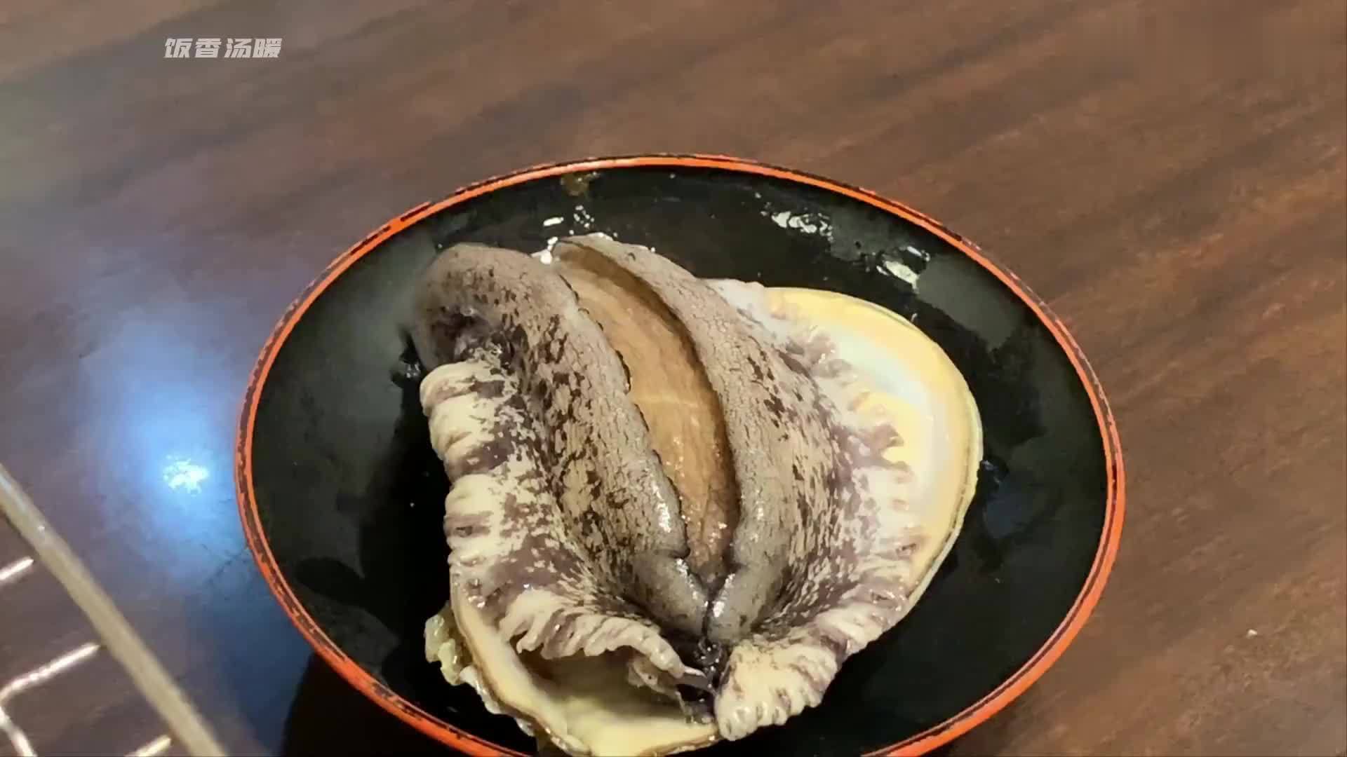 实拍日本人吃烤鲍鱼，鲍鱼在火上挣扎着被烤熟，过程实在太残忍