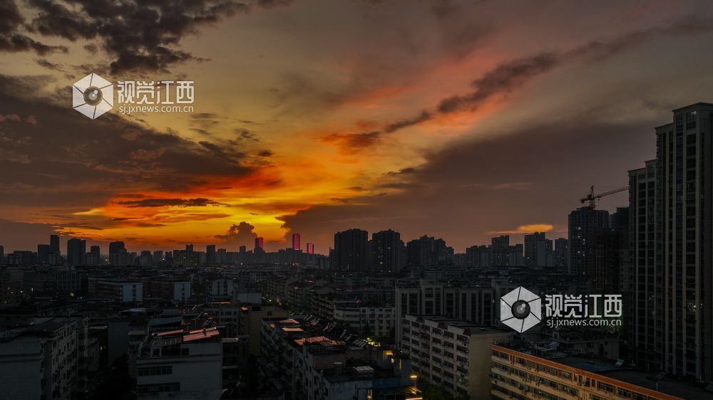 2025年7月29日，江西省吉安市傍晚的城市上空，天空的色彩变幻不断，从热烈的夕阳红到温馨的橙色，最后化为柔美的紫色，多种色彩交织在一起，漫天的云彩被染成了各种形状，此时的晚霞如同调色板一样，形成了庐陵大地一幅动人的美丽画卷。