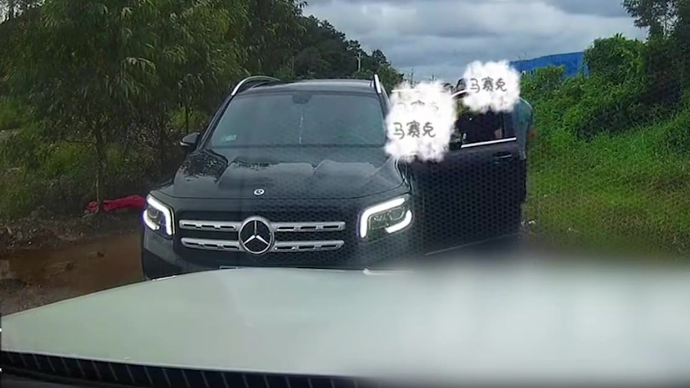 男子称会车起争执遭对方亮证逼迫让路，派出所：正在调查