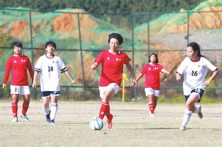 我市各地青少年足球運動如火如荼。（本報記者 李濤淵 攝）
