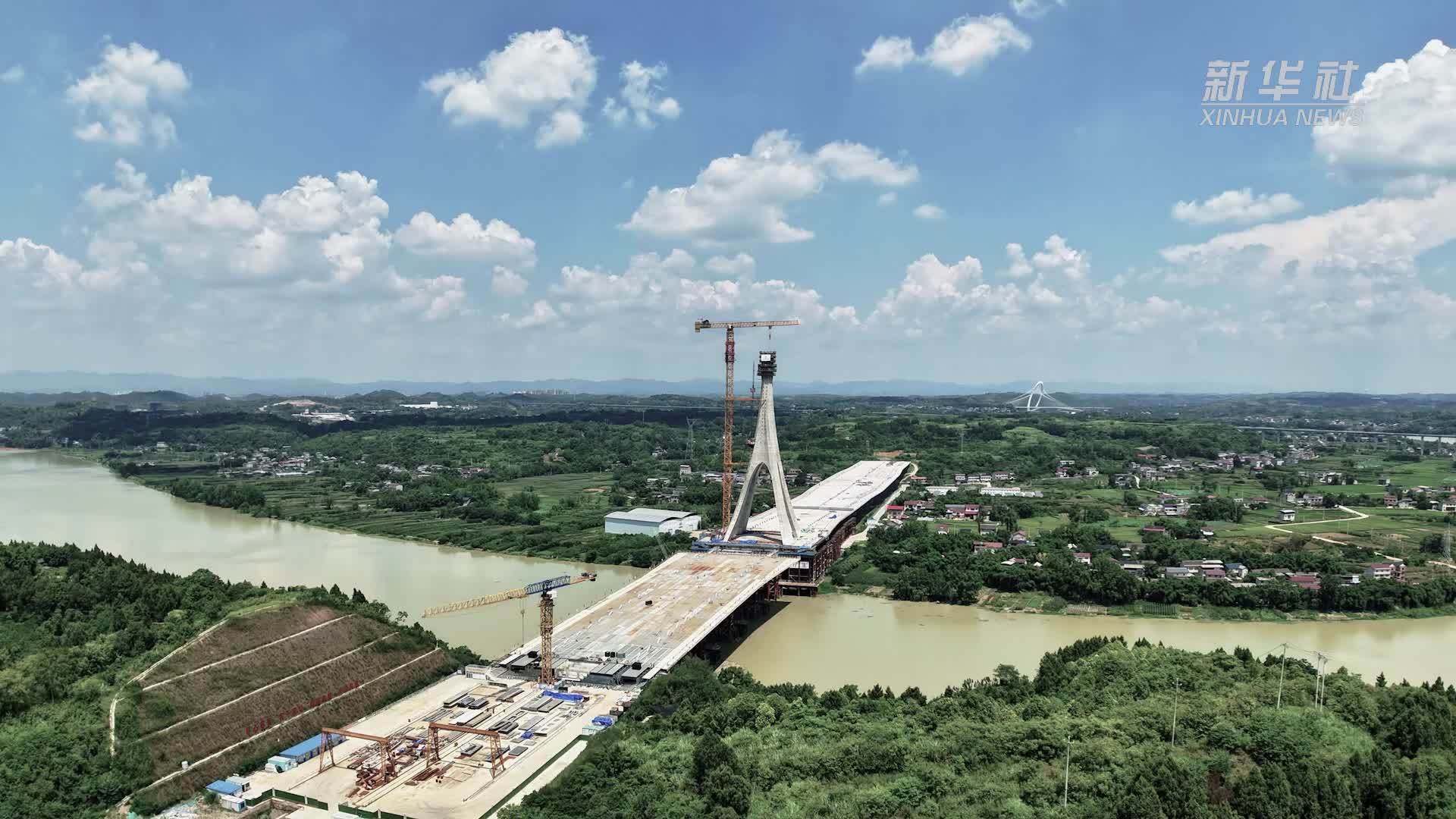 成都东西城市轴线沱江大桥主塔封顶