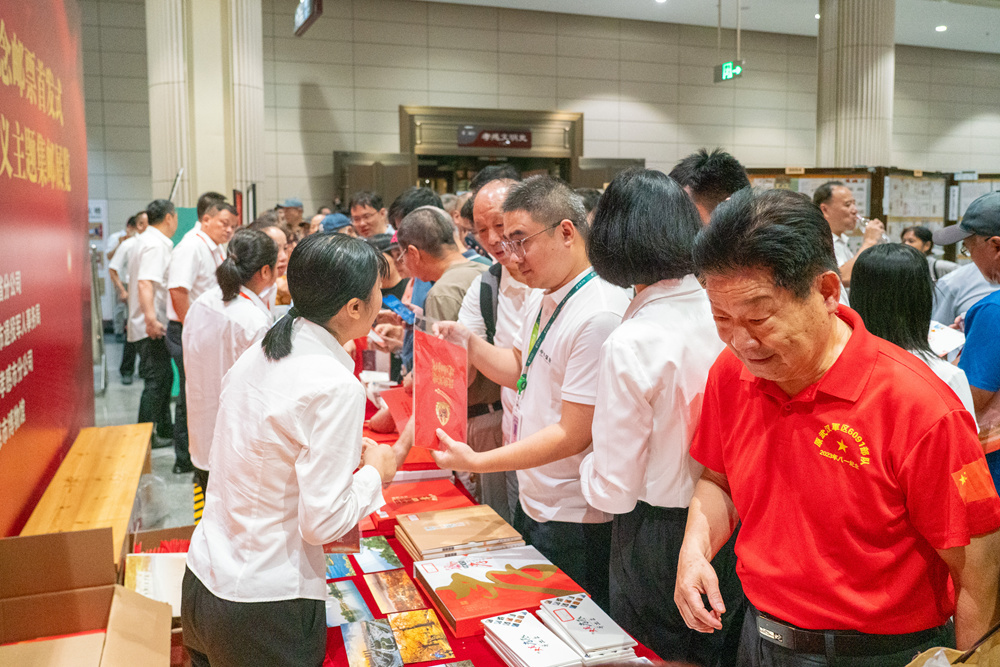 以“国家名片”致敬英模 《中国人民解放军挂像英模》纪念邮票在孝感首发