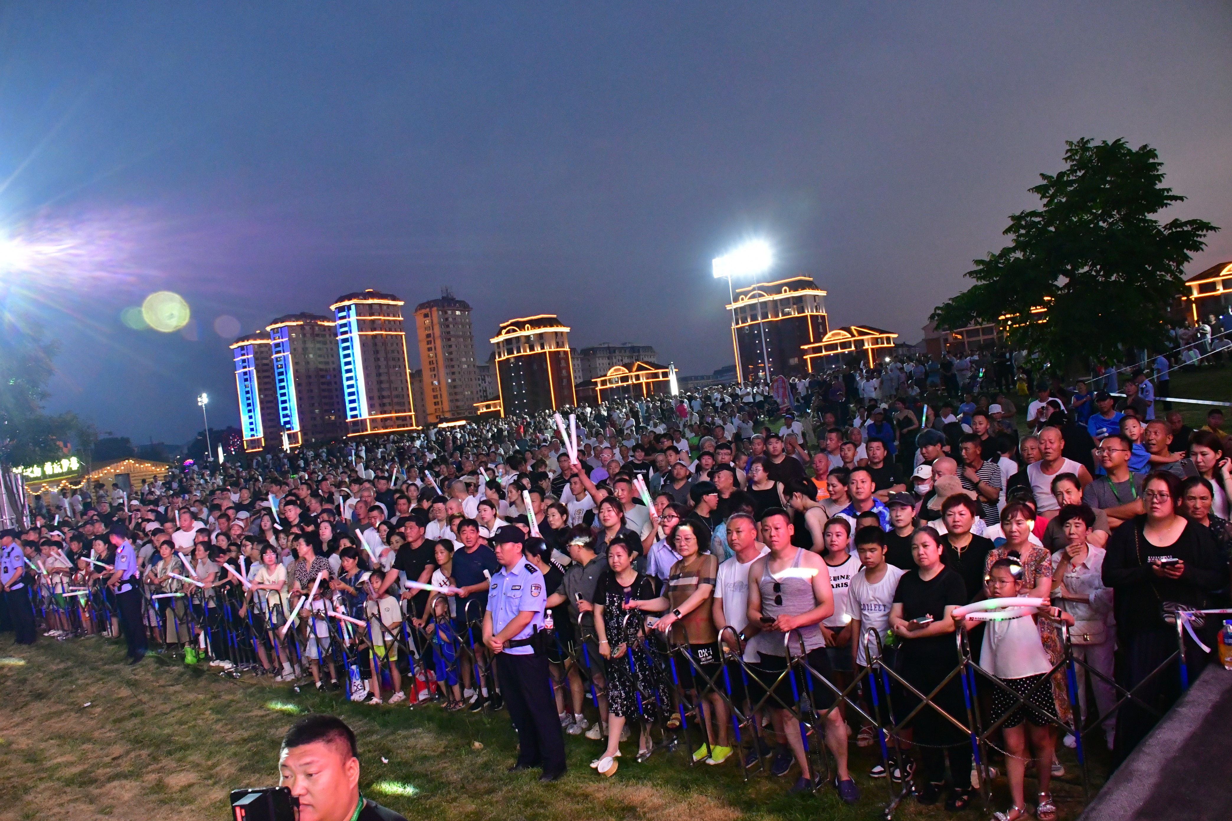 唱响小兴安岭腹地 干杯伊春绿海 ——第二届伊春桦树汁啤酒电音嘉年华盛大启幕 额尔古纳乐队燃爆开幕式