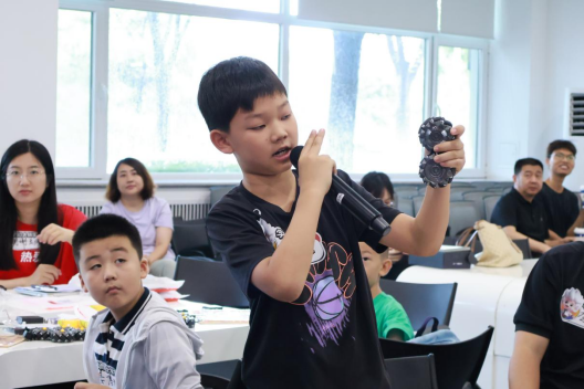 学而思网校携手百度Apollo打造AI研学营,青少年零距离体验无人驾驶技术