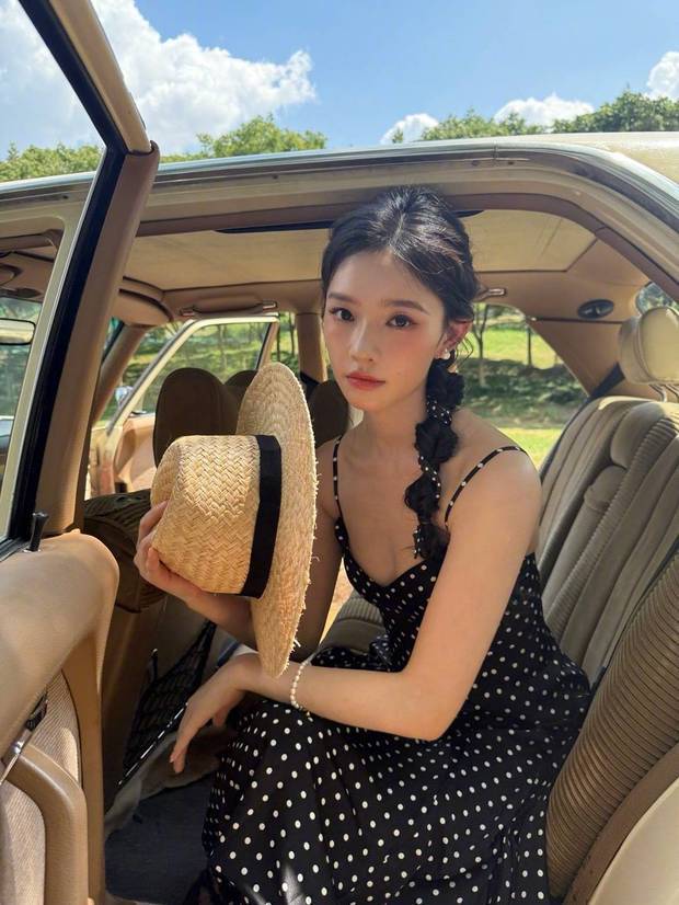 林允的五官精致，不愧是星爷挑出来的“星女郎”。