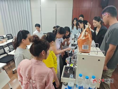 安義縣夜校的教室內，學員們在學習如何壓咖啡粉。