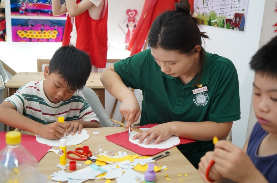 实践团队进行乡村艺课活动。