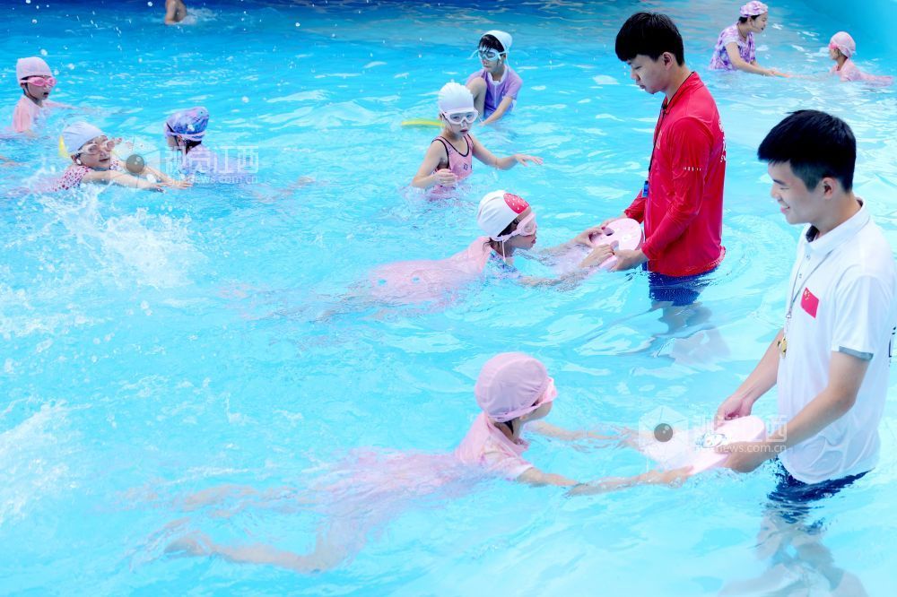 2025年7月29日,江西省宜春市上高县锦阳小学的孩子们在游泳教练的指导下学习游泳技能。