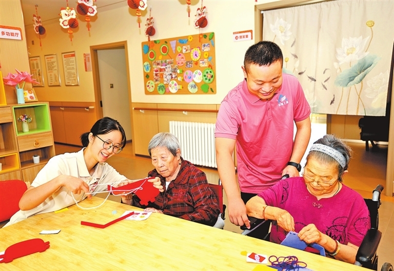 在郑州市航海东路街道养老服务中心,老年人能力评估师正在为老人检测身体能力。记者 邓放 摄