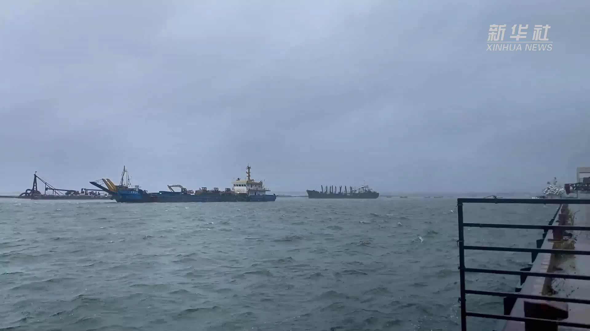 江苏南通：强降雨来袭 多部门在行动