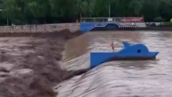 山西一辆载12人的中巴车，因强降雨失联