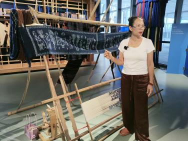 海南热带海洋学院黎族非遗“薪”传实践团探寻黎锦“活化石”的传承新路