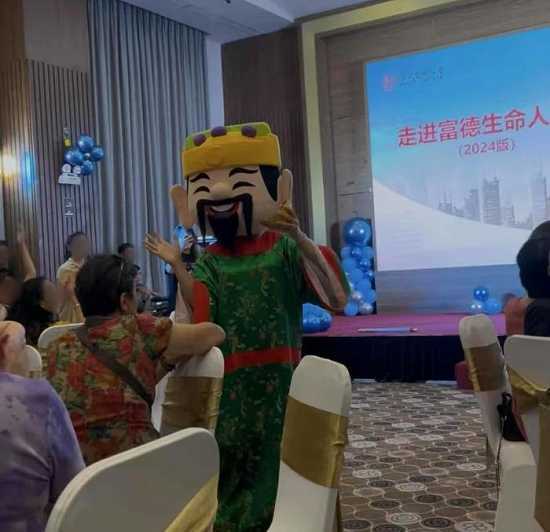 旅游团参加的宴会。 受访者供图