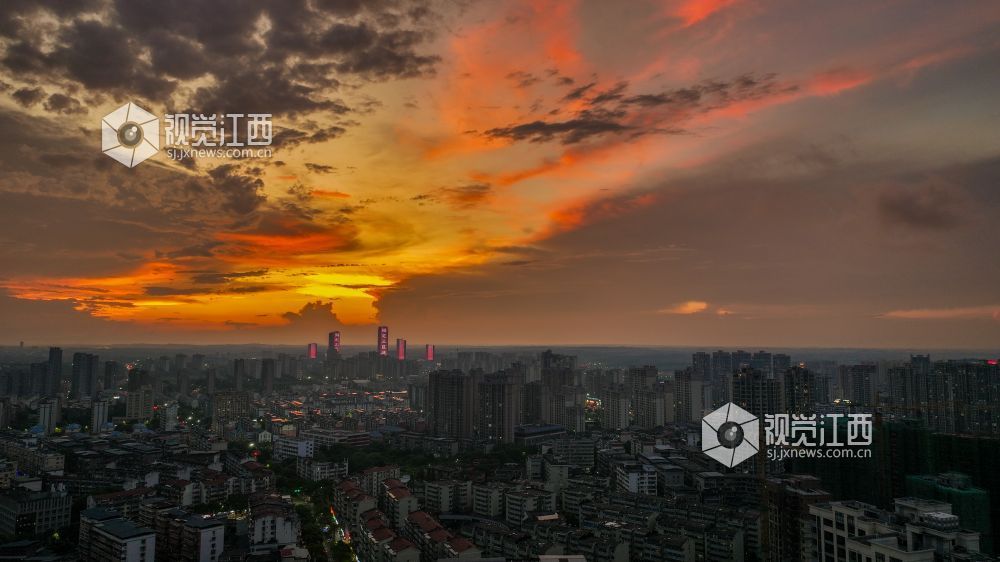 2025年7月29日，江西省吉安市傍晚的城市上空，天空的色彩变幻不断，从热烈的夕阳红到温馨的橙色，最后化为柔美的紫色，多种色彩交织在一起，漫天的云彩被染成了各种形状，此时的晚霞如同调色板一样，形成了庐陵大地一幅动人的美丽画卷。
