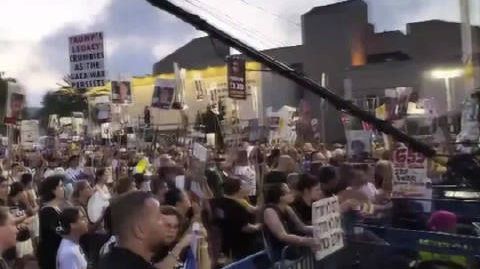 【#以民众持续抗议要求结束加沙冲突#,以军:每日在三地人道停火10小