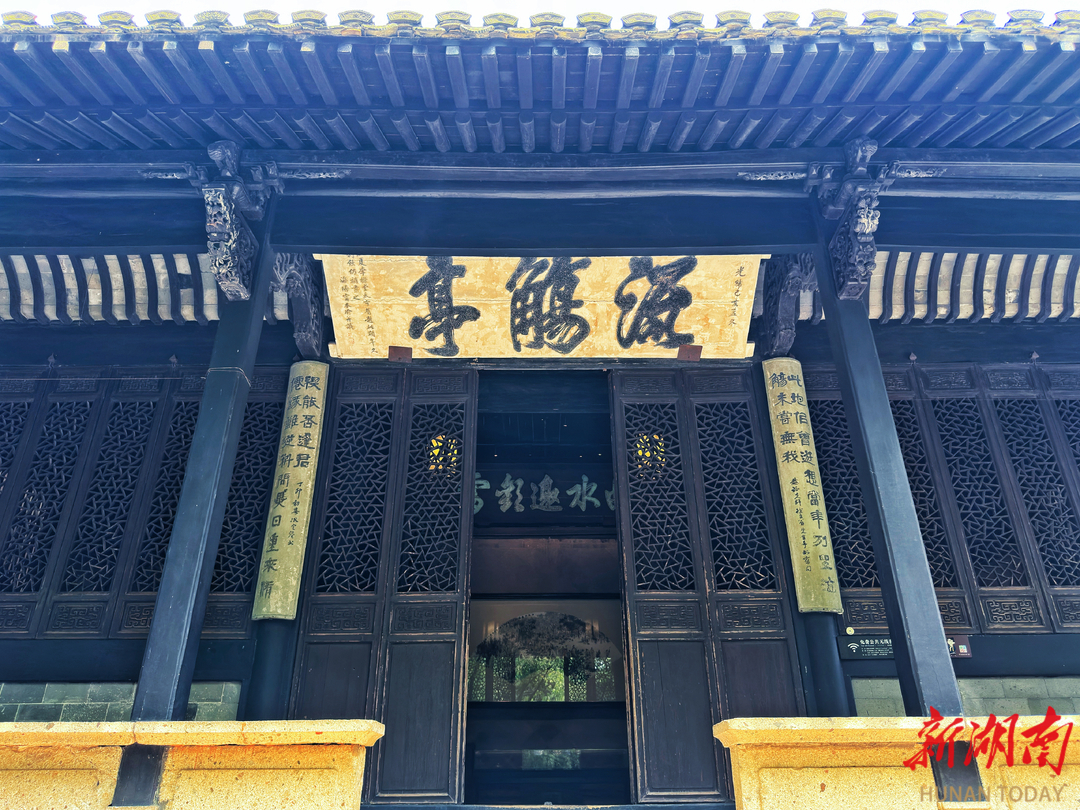 镌刻于流觞亭廊柱的楹联。