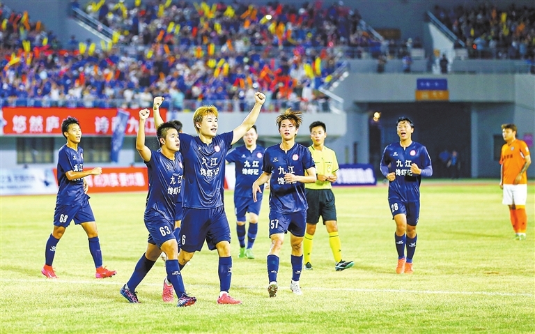 九江队主场力克景德镇队。这是九江队球员下半场进球后挥手庆祝。（本报记者 欧阳海员 摄）