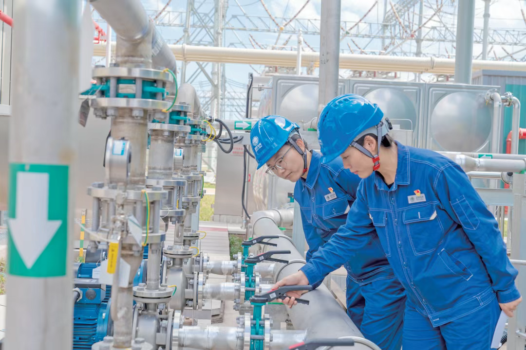 ▲工作人员开展调相机投用前的例行检查。（受访单位供图）