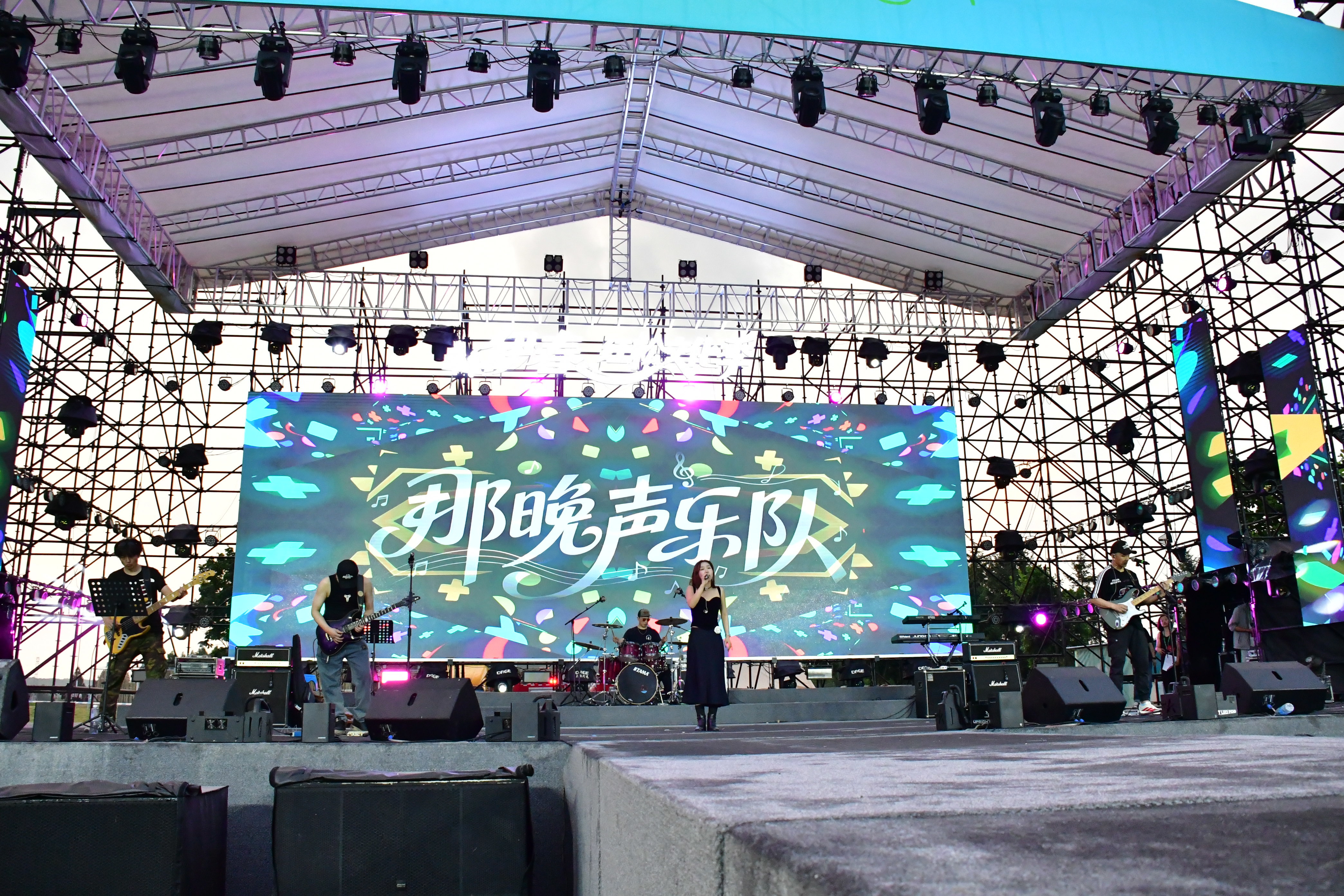 唱响小兴安岭腹地 干杯伊春绿海 ——第二届伊春桦树汁啤酒电音嘉年华盛大启幕 额尔古纳乐队燃爆开幕式