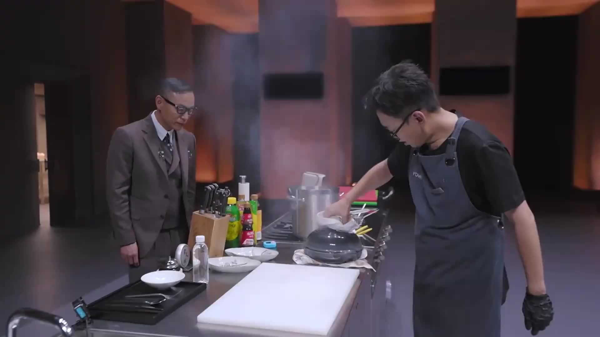 新荣记老板嘴巴多叼，只一口就品出所有，陈晓卿佩服