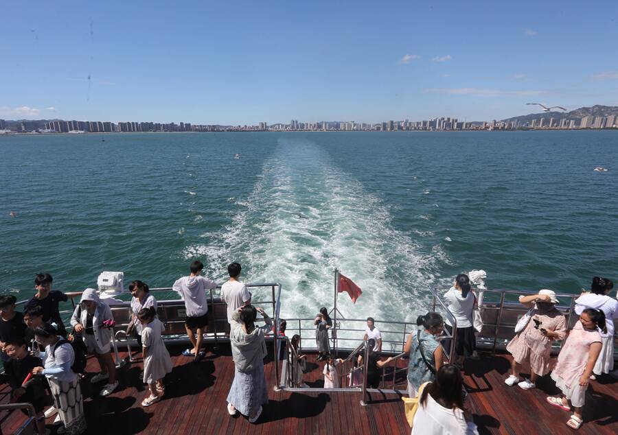 游客乘坐“威至港湾壹号”游船畅游海上美景 刘志鹏 摄