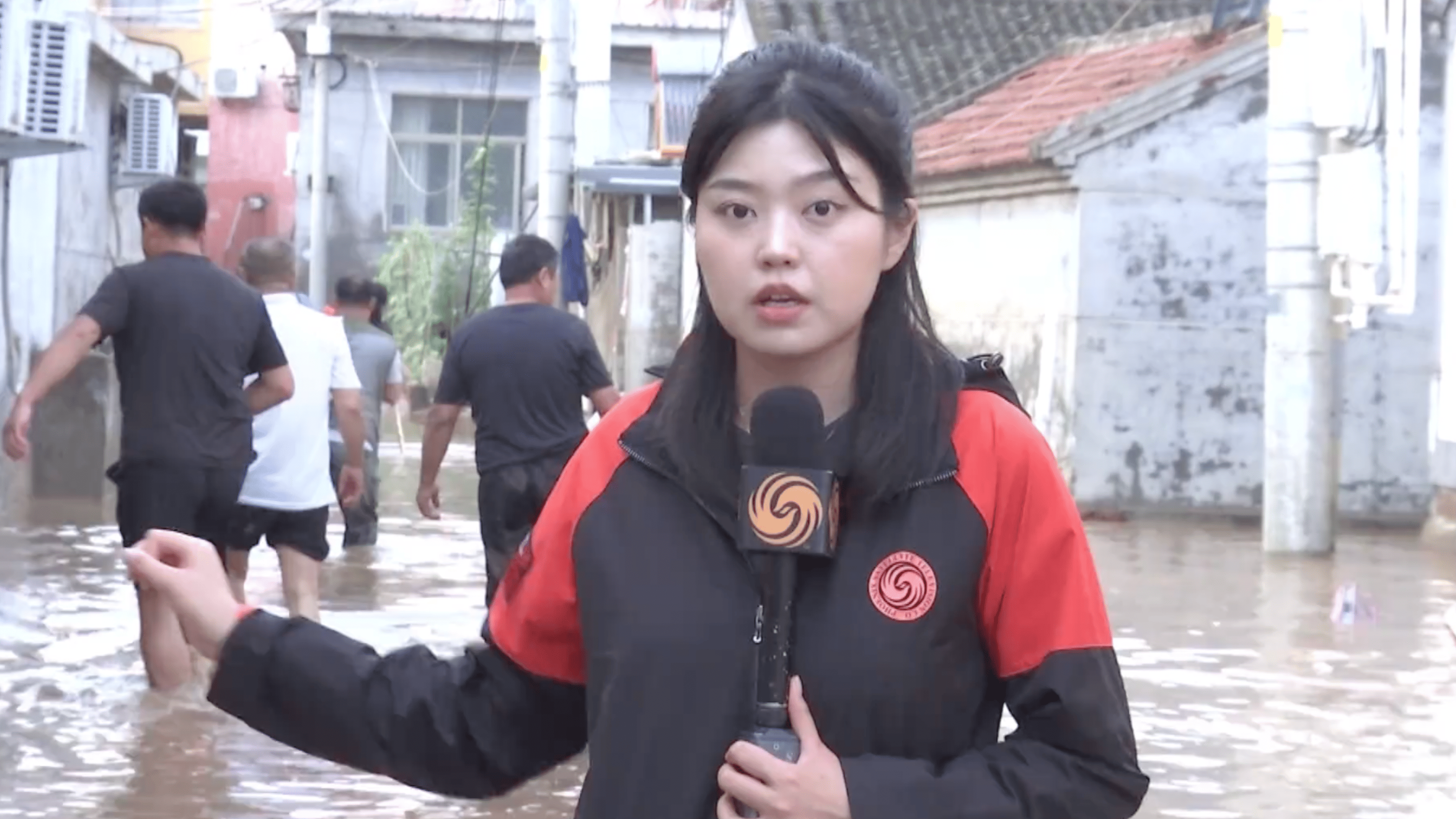 凤凰记者直击密云灾情：街道成河几十家餐馆被冲毁 水库现历史最大入库流量