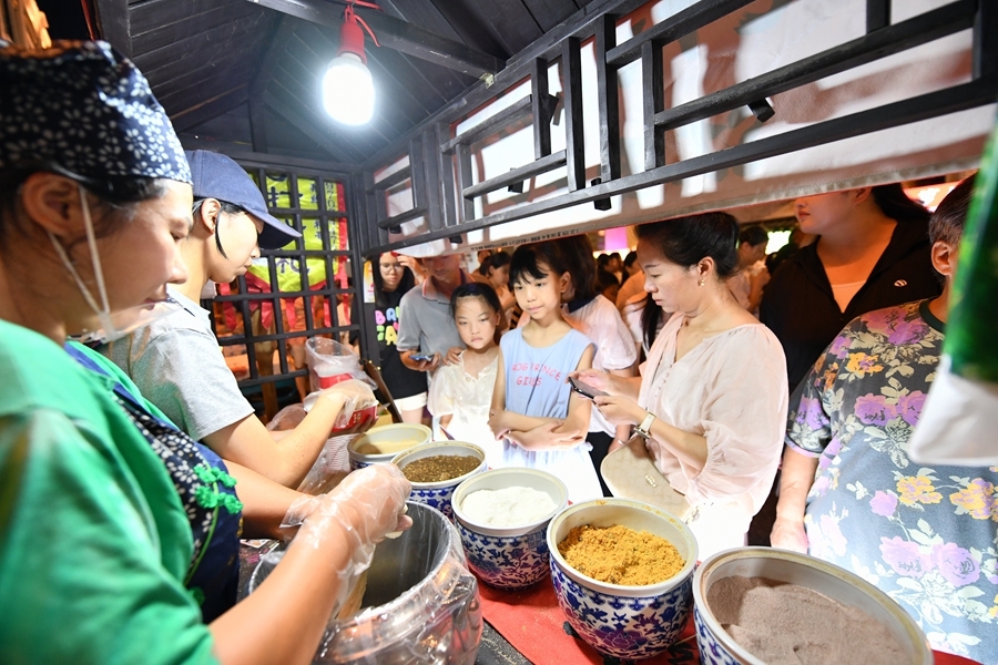 夜市街摊位融合了赣南特色美食、传统手工艺等本土元素。