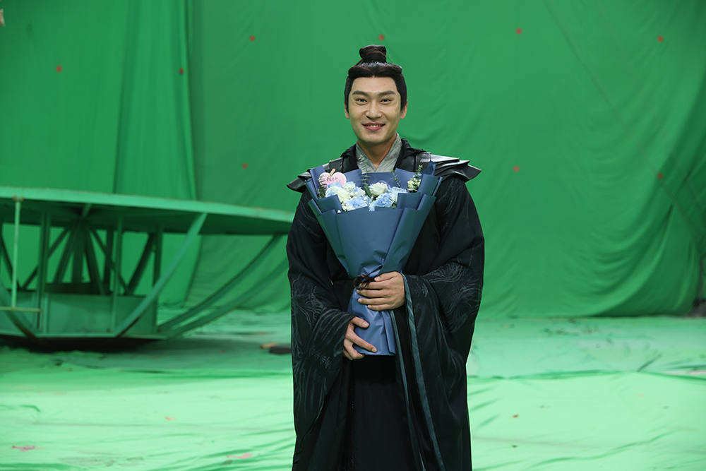 《凡人修仙传》韩潇雨化身宗门师兄 热血修仙演绎双面角色