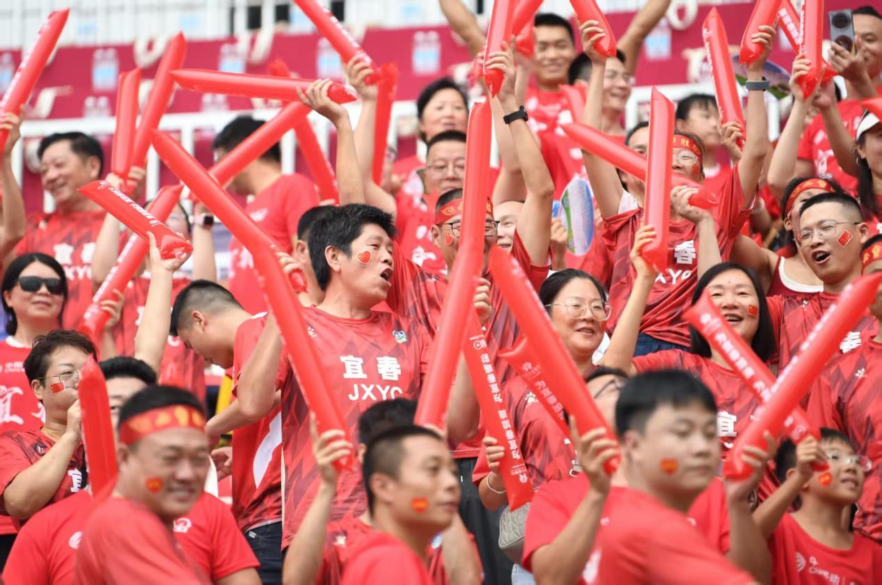 图为宜春队球迷为自己主队加油助威。（宜春市融媒体中心刘继刚 摄）