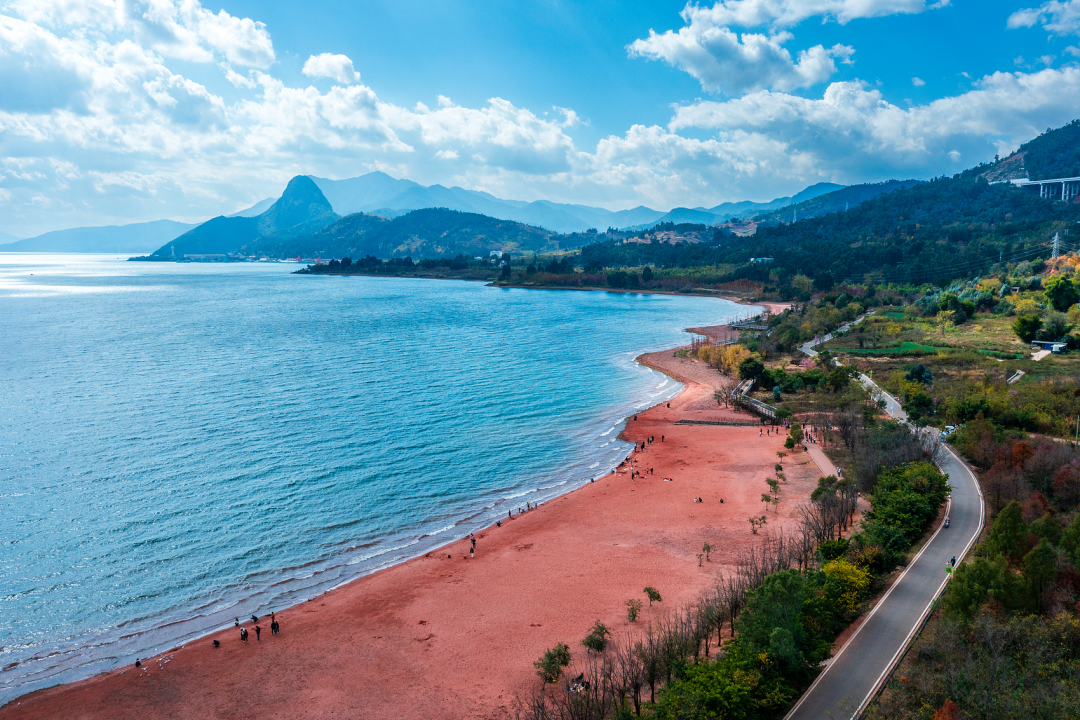 △抚仙湖红沙滩。(图/视觉中国)