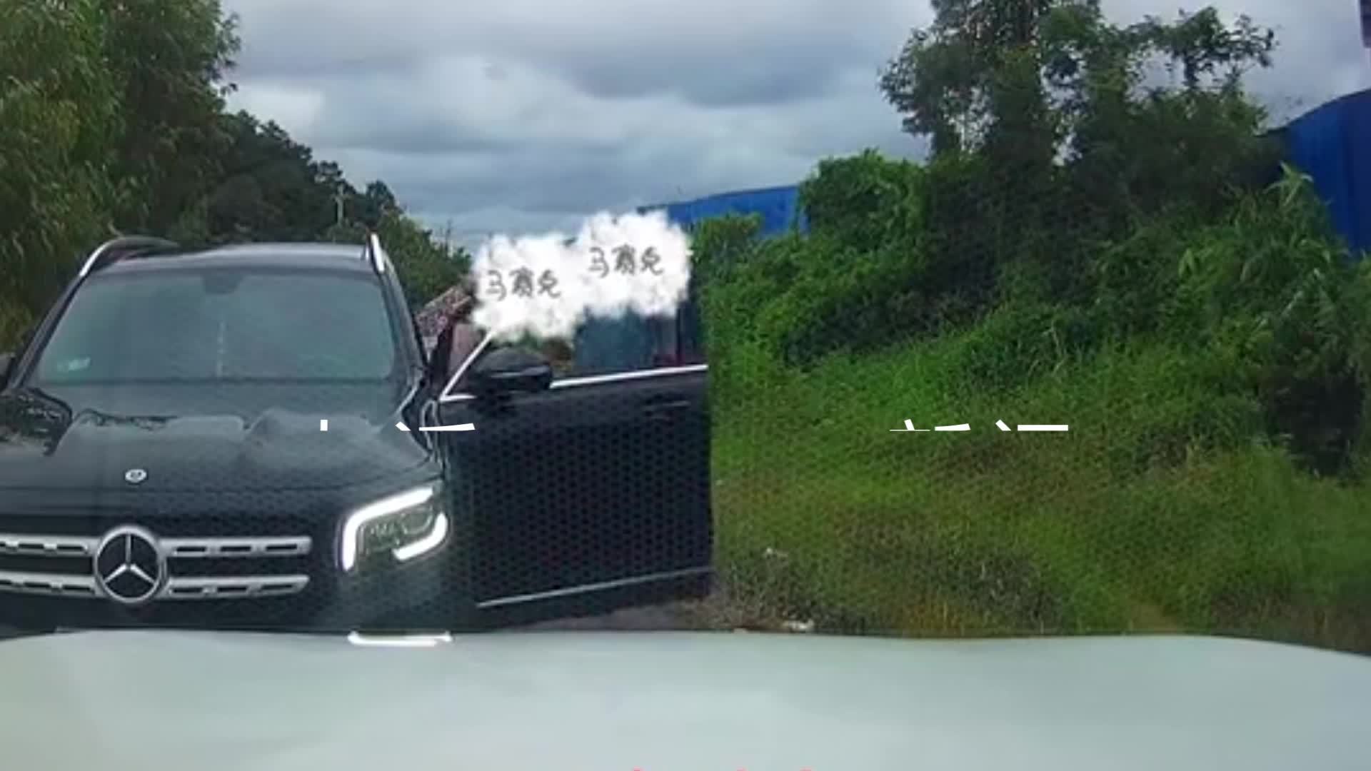 网传防城港“会车亮证女司机”为公安部门某领导，为不实消息