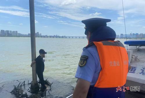 救人现场。(海事部门供图)